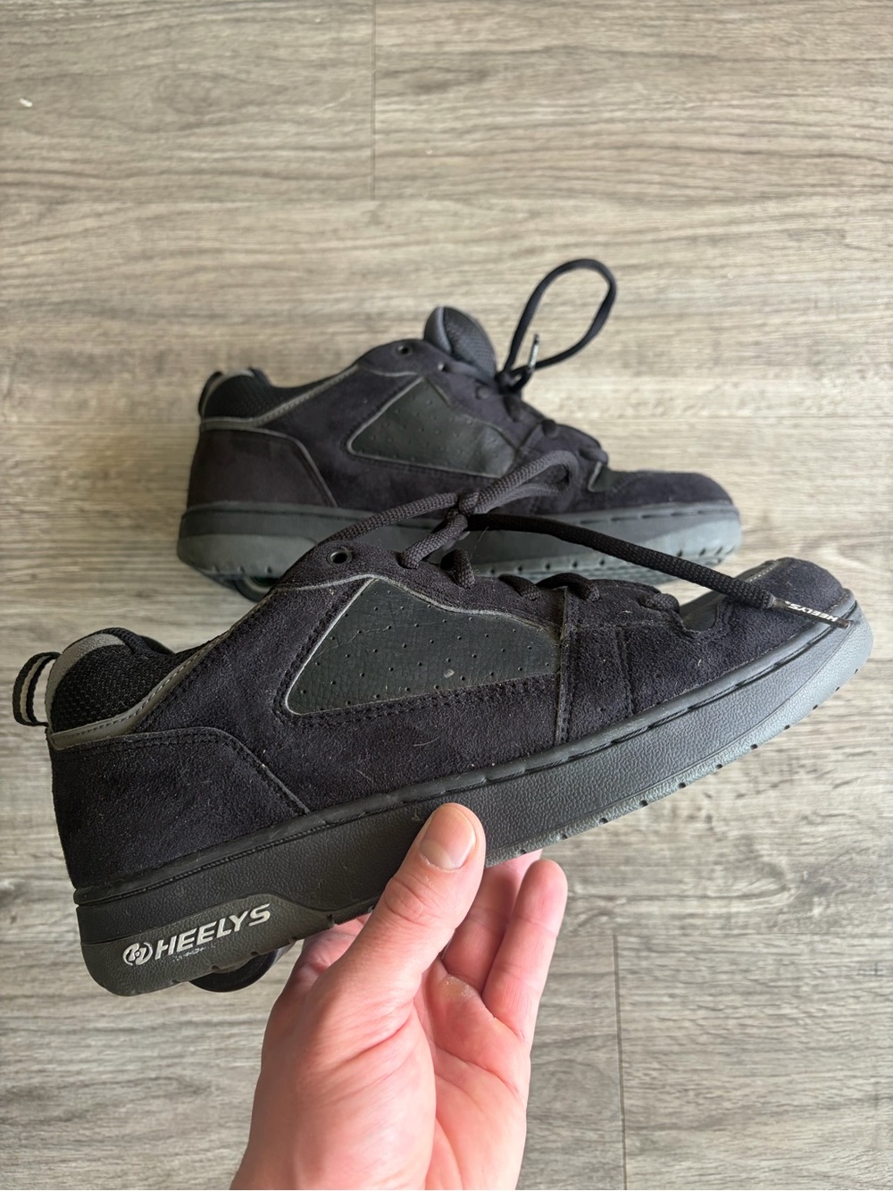 Heelys Men's Black Suede Low-Top Skate Sneakers